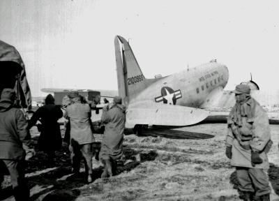 Loading wounded at the Hagaru Ri airstrip