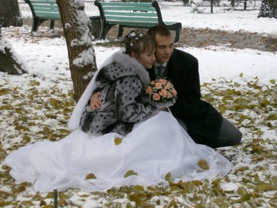 Snow provides a bit extra for wedding photos, Panfilov Park