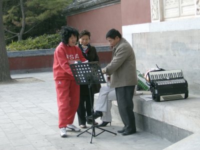 Singing trio, Behai Park