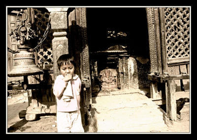 enfant au temple de ganesh.