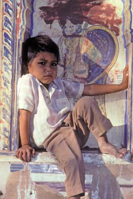 enfant devant une fresque  Mandawa