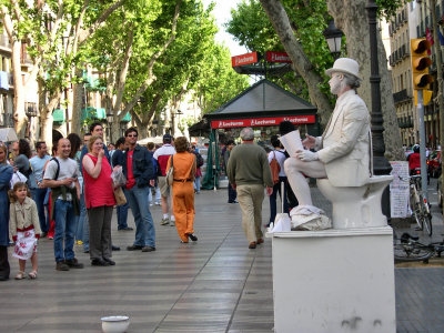 Human statue in La Rambla