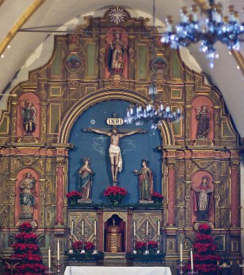 Altar at Mission San Carlos Borromeo del Rio Carmelo_MG_0239.jpg