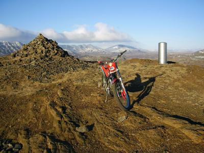  toppi lfarfells. Horft til Sklafells (774 m.) og Mskarshnjka