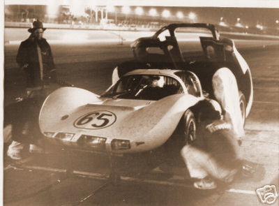 PITSTOP FOR THE CHAPARRAL 2D OF JO BONNIER-PHIL HILL, 24 HRS DAYTONA 1966.jpg
