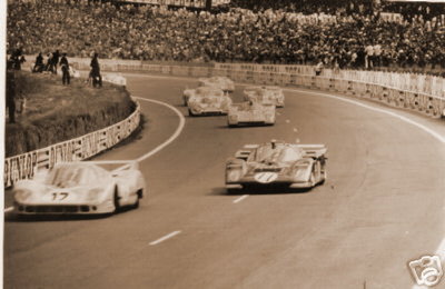 PORSCHE 917L OF SIFFERT-BELL LEADS THE FERRARI 512M OF DONOHUE-HOBBS AFTER THE START, LE MANS 1971