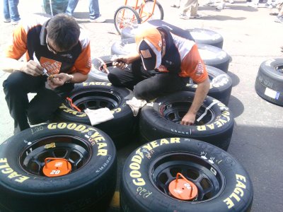 Joey Legano tire crew