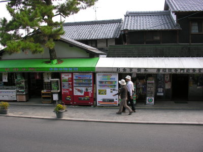 A familiar scene in Japan - beverage vending machines!  They were EVERYWHERE, with loads of drink choices.Yes, we pertook often.