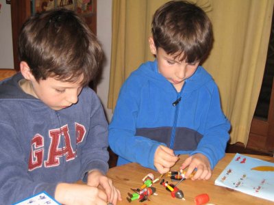 Playmobil zusammen bauen an Marcos Geburtstag
