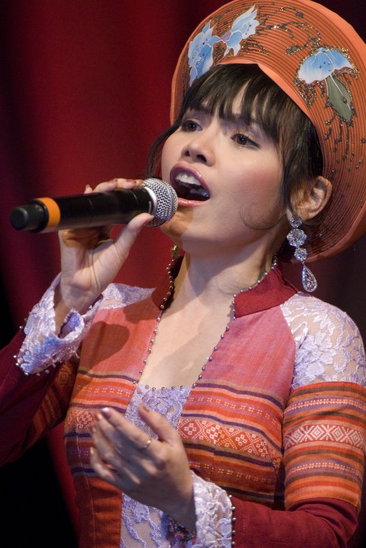 ca si Ngoc Ha