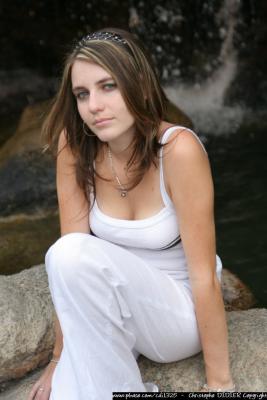 En pantalon blanc