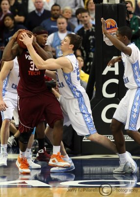 Tar Heels F Hansbrough ties up Hokies F Thompson to give the Heels the turnover and end the game