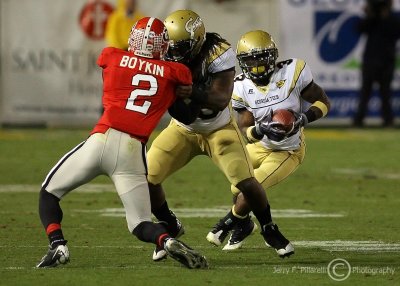 Jackets A-back Marcus Wright makes a cut to take advantage of a block by A-back Allen on Bulldogs SC Boykin