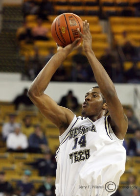 Georgia Tech F Favors jump shot