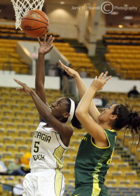 Jackets G Walthour drives to the basket as Ducks F Nicole Canepa trails the play