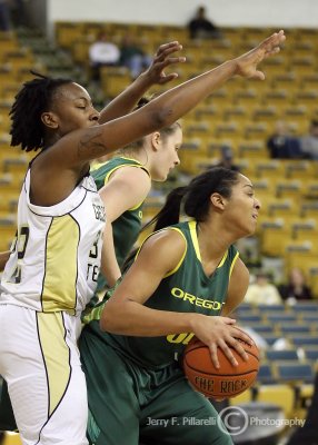 Georgia Tech F Chelsea Regins hassles Oregon G Jasmin Holliday