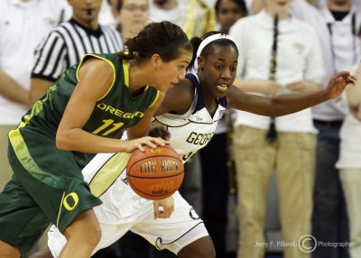 Yellow Jackets G Walthour defends Ducks F Amanda Johnson