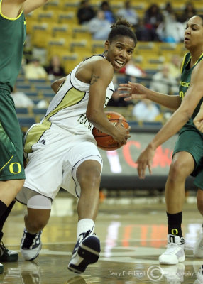 Jackets G Foster drives in the lane between two Ducks defenders