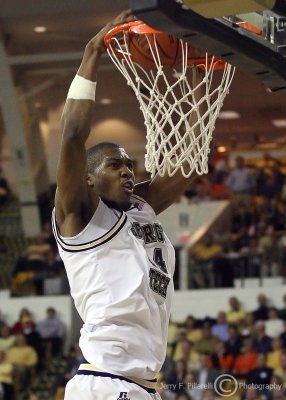 Yellow Jackets F Derrick Favors slam dunk