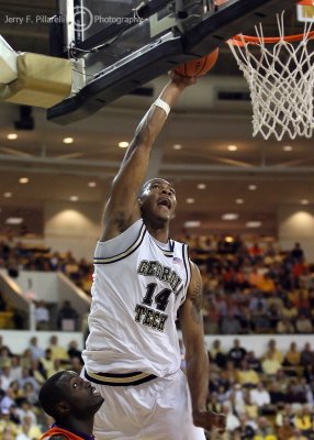 Georgia Tech F Favors dunks from along the baseline