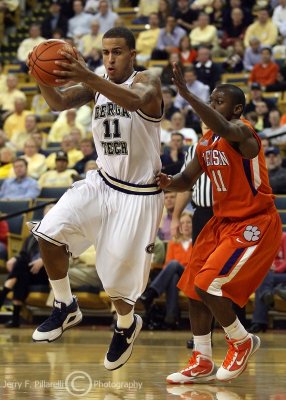 Yellow Jackets F Oliver makes a move on Tigers G Andre Young