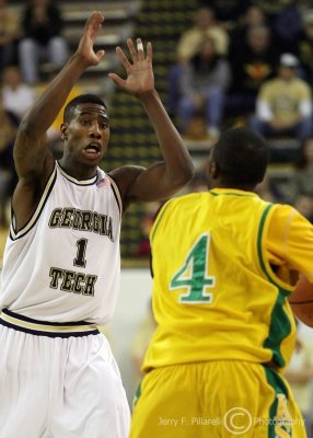 Yellow Jackets G Iman Shumpert gets his hands up while defending Thorobreds G Jarrod Gay
