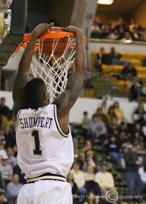 Yellow Jackets G Shumpert takes a lob pass and scores