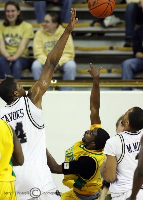 Yellow Jackets F Favors forces a Thorobreds player to alter his shot