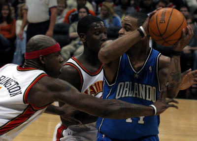 Jameer Nelson is hounded by Atlanta defenders