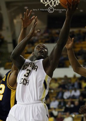 Yellow Jackets F DAndre Bell lay-up