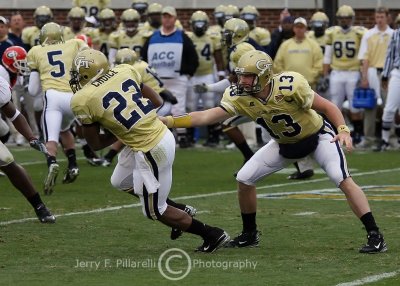 Jackets QB Taylor Bennett stretches to hand off to TB Tashard Choice