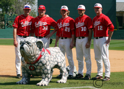 Georgia Bulldogs seniors present a new mascot statue