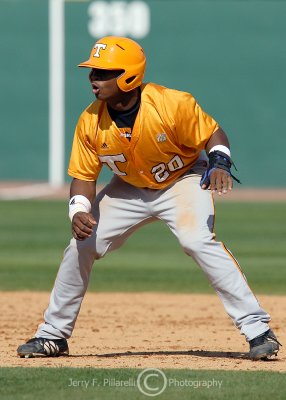 Volunteers CF Davis leads off of second base