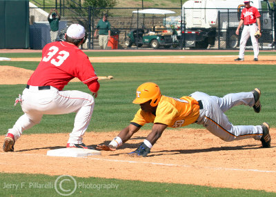 Tennessee OF Davis dives back into first base