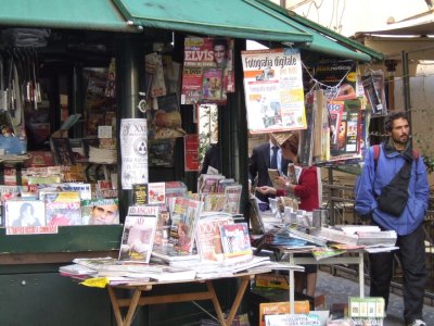 RB4a Newspaper stand - Via degli Zingari.JPG