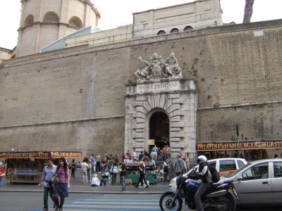RQ1 Vatican Museum - entrance.JPG