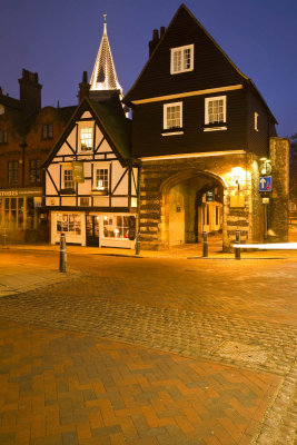 Cathedral GateHouse at Night_1175.jpg