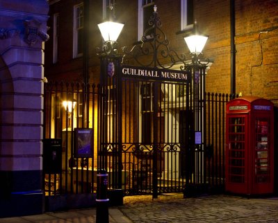 Gulidhall Gates at Night_1196.jpg