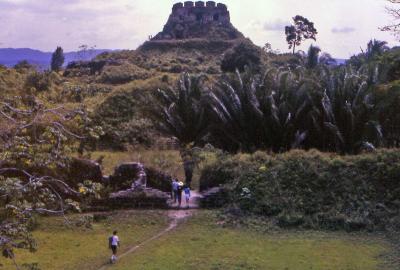 Xunantunich, approach