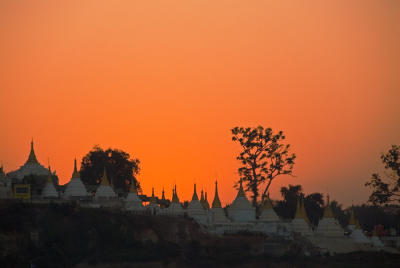 Sunrise over the Ayerawaddy .......
