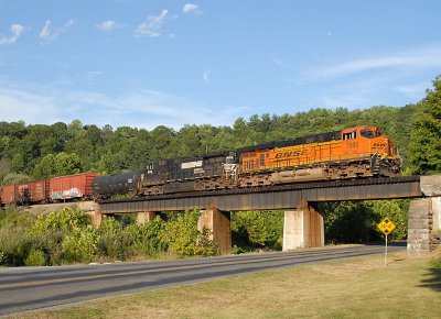 Engineer Miller leads 35Q with a BNSF GEVO at Cornwall Va.