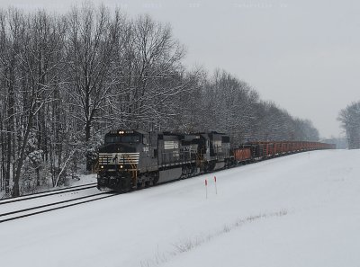 A loaded rail train is southbound at Rockland Rd.jpg