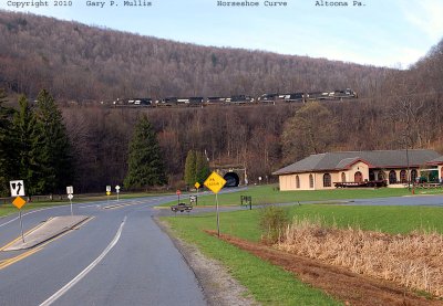 An eastbound at Horseshoe Curve.jpg