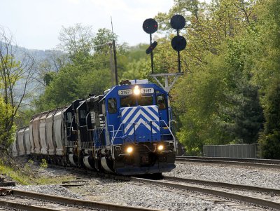 Three older units lead V80 at Troutville Va.jpg