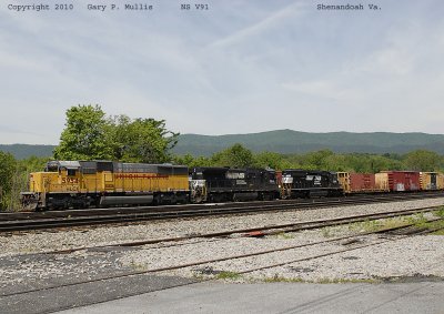 V91 with older power sits in the yard at Shenandoah Va.jpg