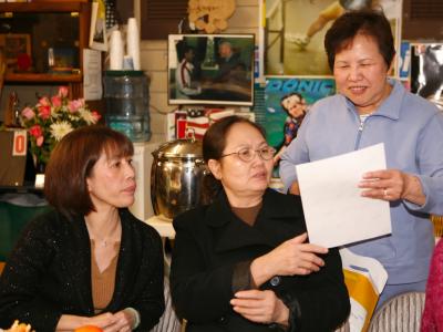 Chi Cam Nguyet (in blue)