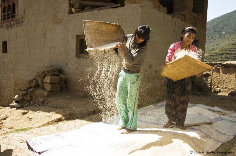 Separating rice from hull;  Rinchengang Village