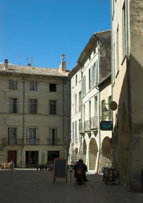 Uzes