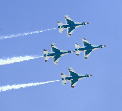 The Thunderbirds in their F16 Vipers scream over the field in a diamond formation