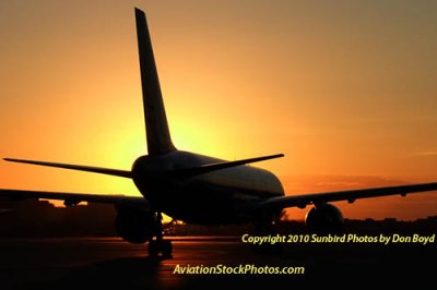 2010 - United Airlines B757 at sunset aviation stock photo #0413